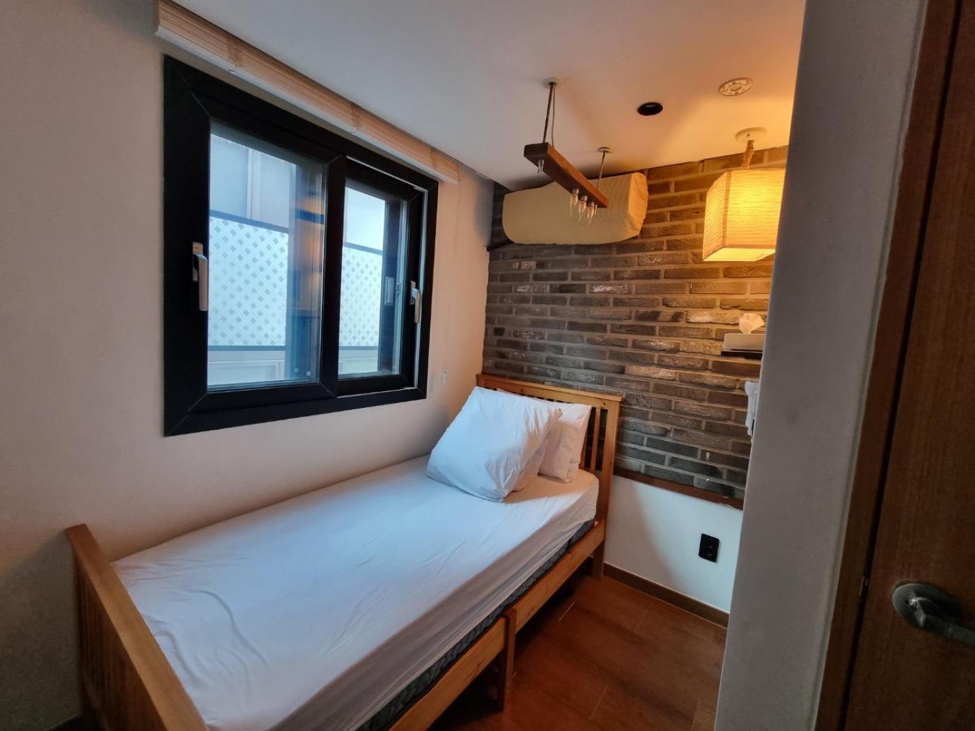Hwon Guesthouse Seoul Bagian luar foto